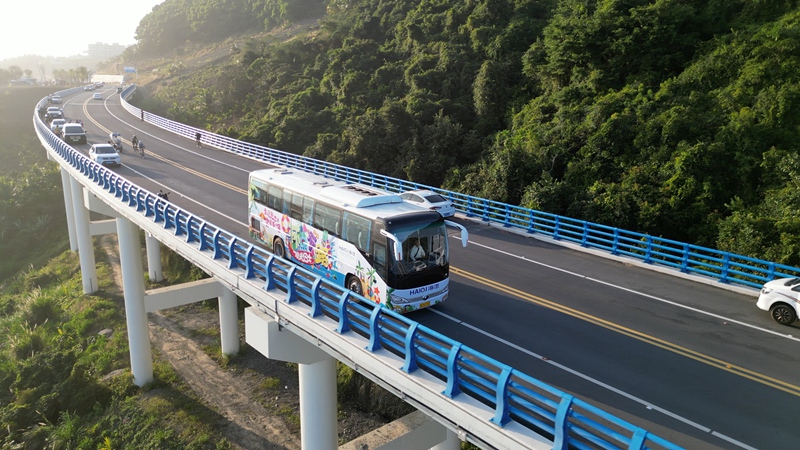 海南環(huán)島旅游公路觀光巴士。海汽集團(tuán)供圖