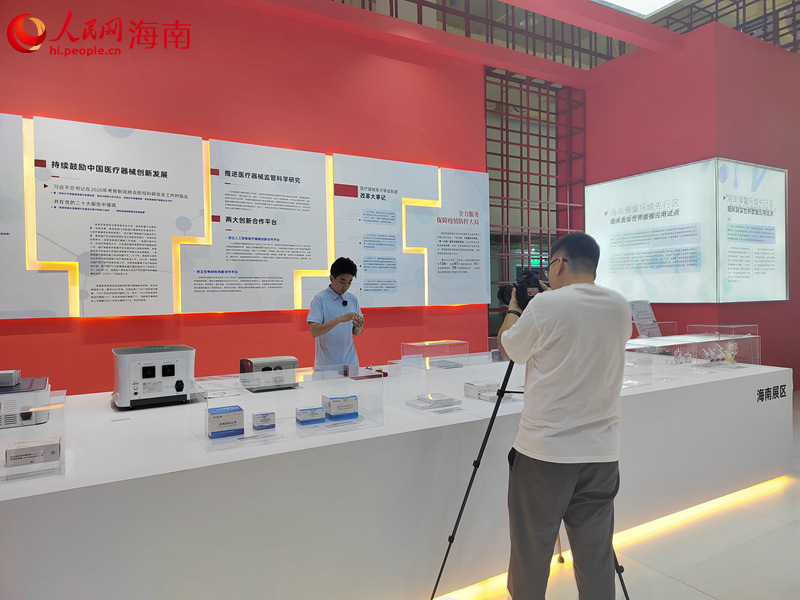 人民網(wǎng)“行進中國”海南調(diào)研組成員在博鰲樂城國際醫(yī)療旅游先行區(qū)采訪。人民網(wǎng)記者 席秀琴攝
