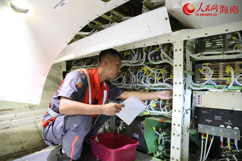 陳帥在檢查飛機(jī)電路。人民網(wǎng)記者 孟凡盛攝