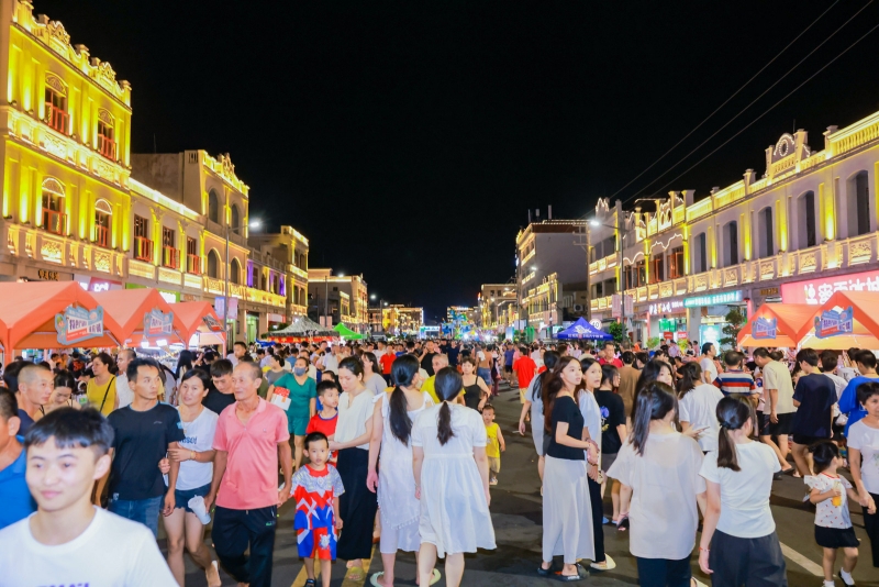 當(dāng)晚的鋪前鎮(zhèn)人山人海，市民游客共赴這場(chǎng)屬于文昌的夏日盛宴。主辦方供圖