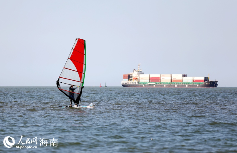 帆板與貨輪同框，形成一道靚麗的風(fēng)景線。人民網(wǎng)記者 符武平攝