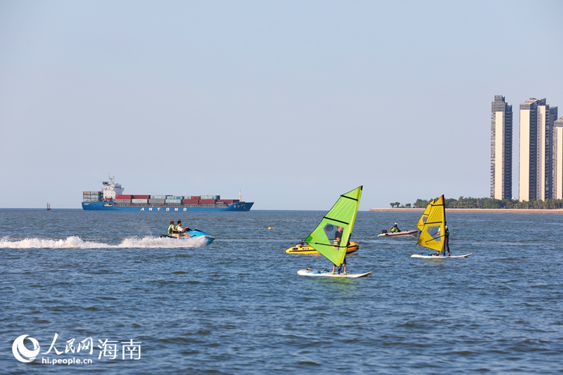 市民游客在海上體驗水上運動的激情。人民網(wǎng)記者 符武平攝