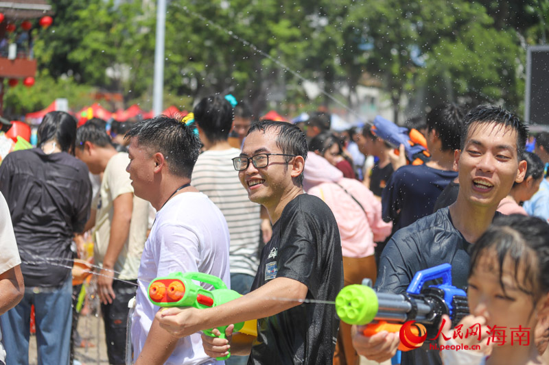 嬉水環(huán)節(jié)現(xiàn)場氣氛熱烈。人民網(wǎng)記者 牛良玉攝