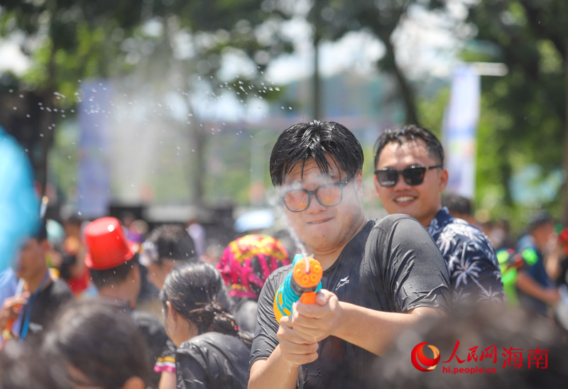一名男子拿起水槍發(fā)起“進攻”。人民網(wǎng)記者 牛良玉攝