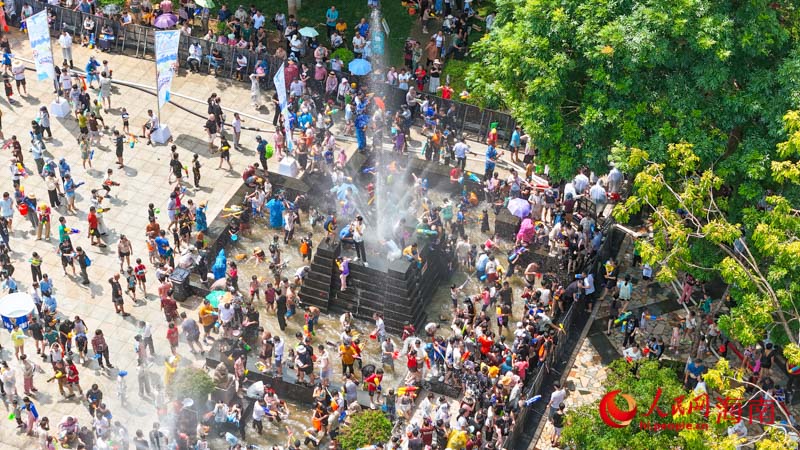 眾多市民游客前來參加這場“嬉水狂歡”。人民網(wǎng)記者 牛良玉攝