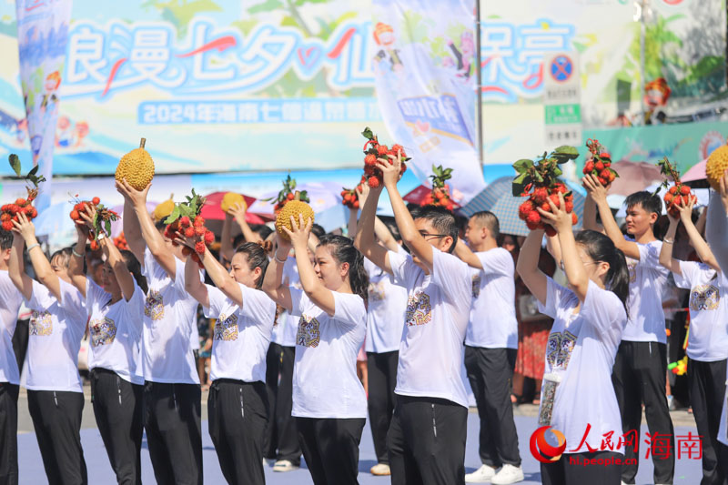 保亭特色水果亮相現(xiàn)場。人民網(wǎng)記者 牛良玉攝