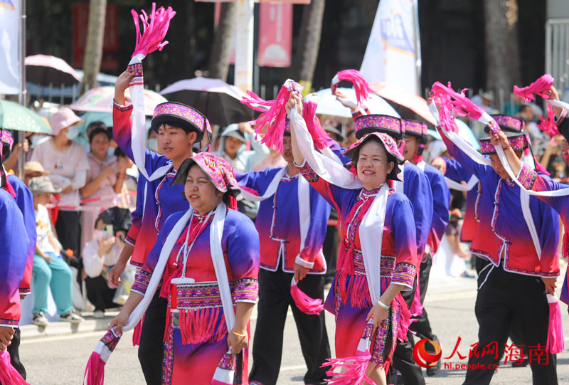 方陣成員揮手入場(chǎng)。人民網(wǎng)記者 牛良玉攝