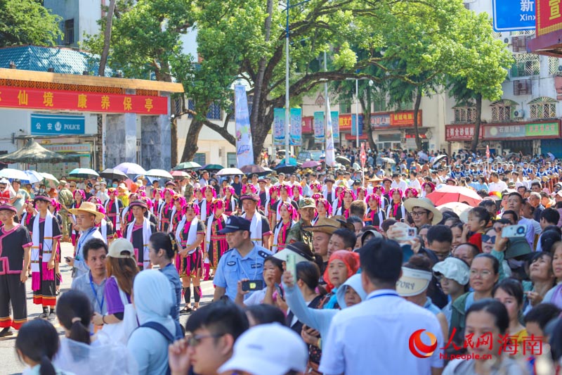 活動現(xiàn)場吸引眾多市民游客觀看。人民網(wǎng)記者 牛良玉攝
