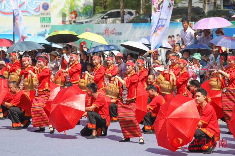 少數(shù)民族特色婚嫁習(xí)俗在現(xiàn)場(chǎng)呈現(xiàn)。人民網(wǎng)記者 牛良玉攝