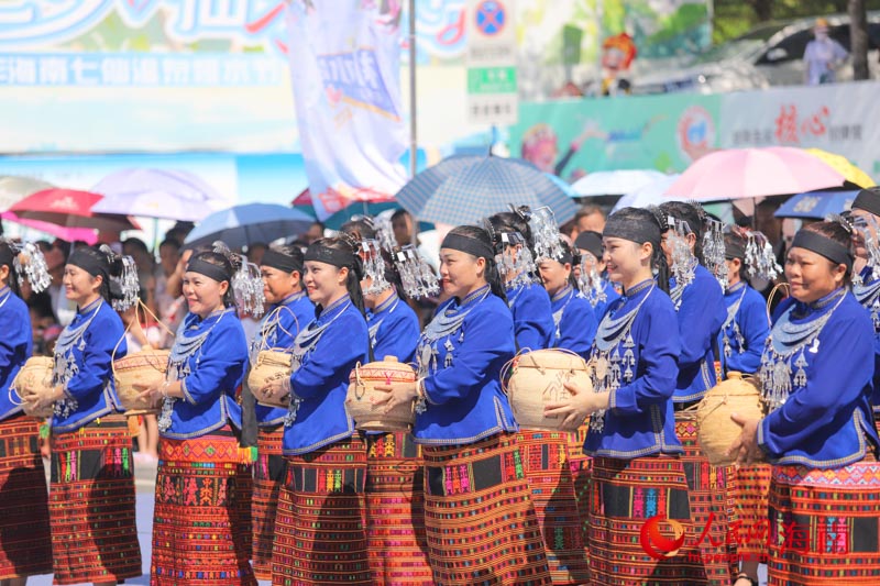 少數(shù)民族特色藤編產(chǎn)品在現(xiàn)場(chǎng)展示。人民網(wǎng)記者 牛良玉攝