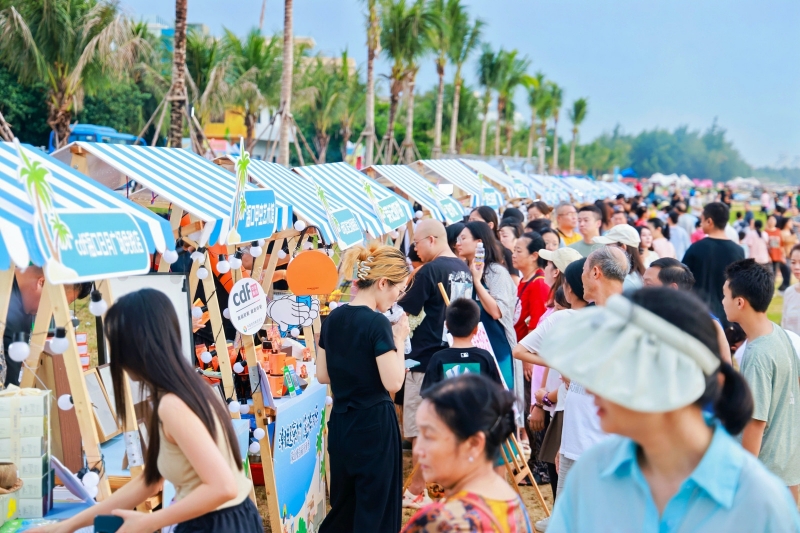 現(xiàn)場設(shè)置的各類市集吸引眾多市民游客打卡圍觀。 主辦方供圖
