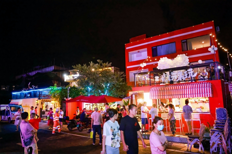 夜幕降臨，流光溢彩，百年漁村展現(xiàn)出不同的面貌。 主辦方供圖
