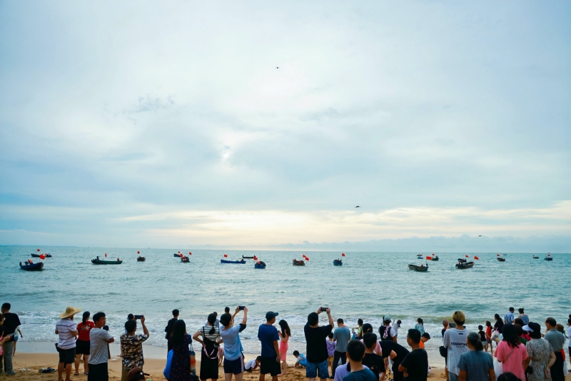 漁船出海，市民游客爭(zhēng)相圍觀(guān)并祈福。 主辦方供圖