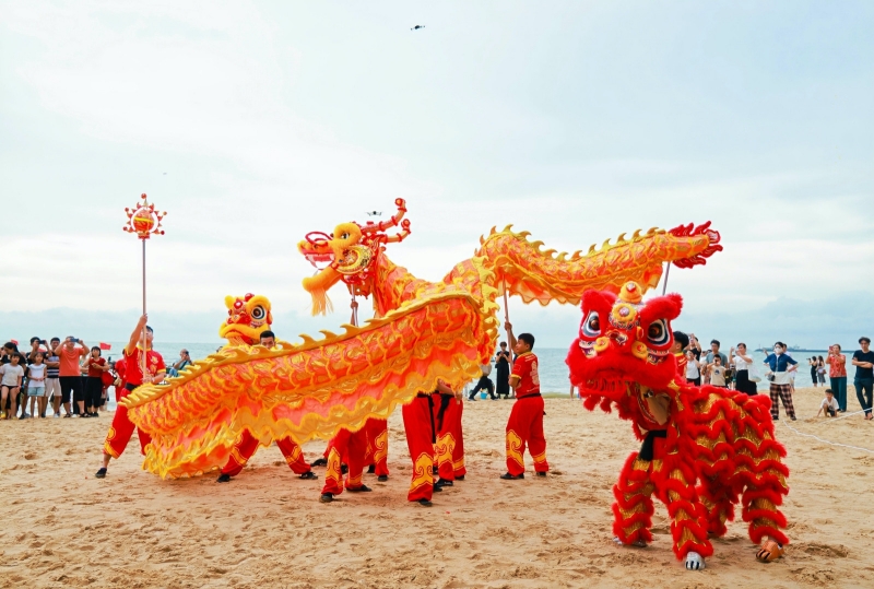 漁船即將出海，現(xiàn)場舞龍舞獅祈福平安。 主辦方供圖