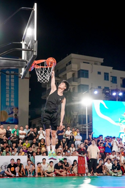 在決賽的中場互動環(huán)節(jié)，“扣籃王”馮周演帶來了精彩的扣籃秀。三亞市農(nóng)業(yè)農(nóng)村局供圖
