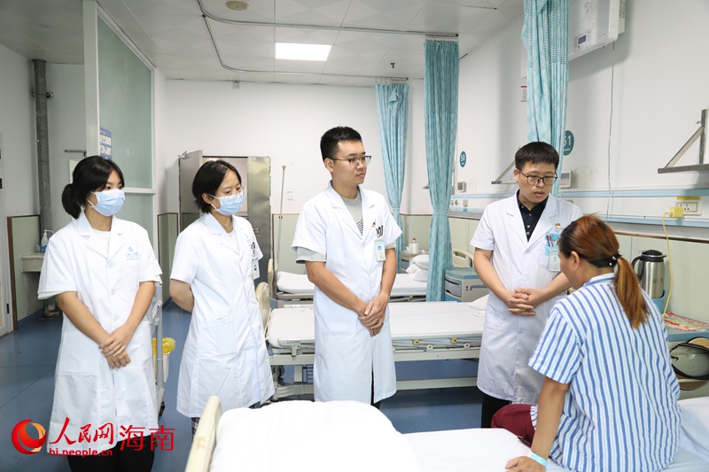 三亞市人民醫(yī)院四川大學華西三亞醫(yī)院普外二科（甲狀腺、乳腺）主任李志強在了解病人病情。人民網(wǎng)記者 符武平攝
