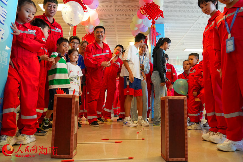員工與家屬共同參與了投壺等親子趣味活動(dòng)。人民網(wǎng)記者孟凡盛攝
