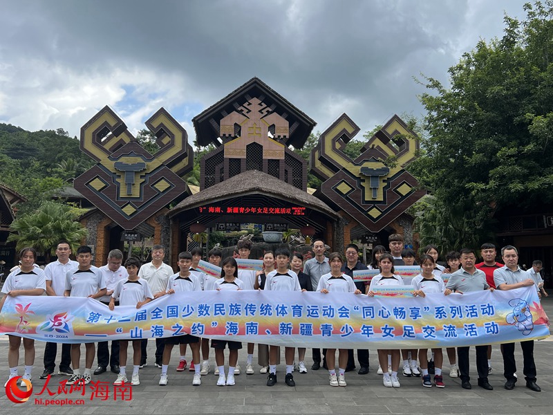 在景區(qū)打個(gè)卡。人民網(wǎng)記者 李學(xué)山攝