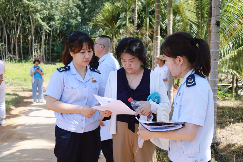 圖說：稅務(wù)干部為企業(yè)財務(wù)人員介紹稅費優(yōu)惠政策。姚金瓔攝