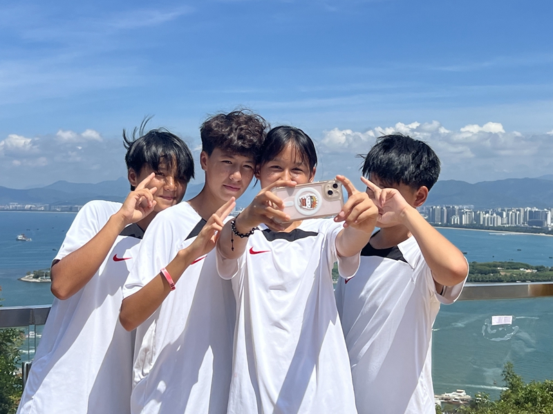 新疆女足姑娘們?cè)谌齺喡够仡^拍照打卡。董梅攝