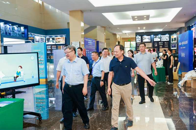 與會(huì)嘉賓參觀現(xiàn)場展示臺(tái)。主辦方供圖