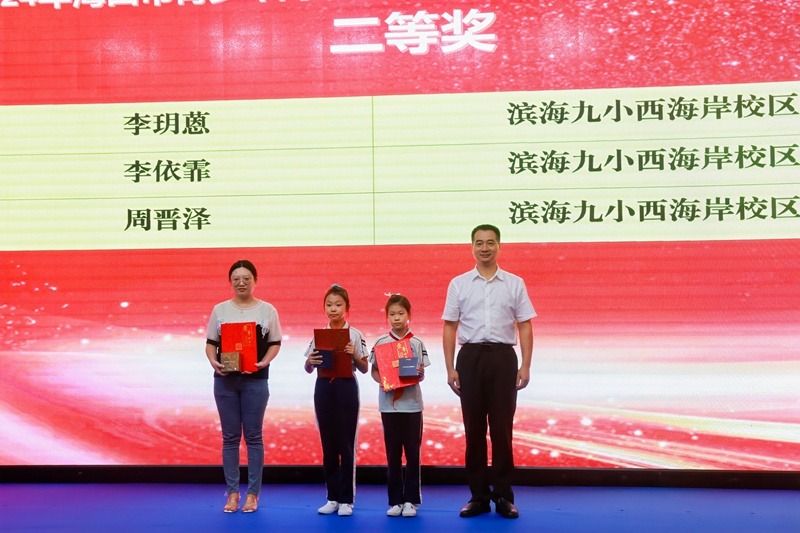 海南省委網(wǎng)信辦副主任黃堅(jiān)敏為二等獎(jiǎng)獲得者頒獎(jiǎng)。主辦方供圖.jpg