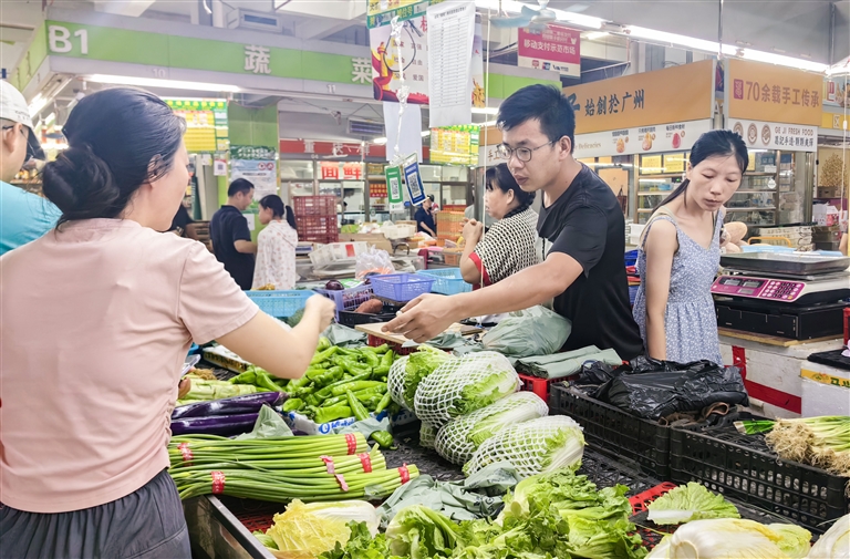   9月8日，在?？谑形逶春悠瑓^(qū)，周邊農(nóng)貿(mào)市場和超市營業(yè)正常，市民有序購物。海南日報(bào)全媒體記者 陳元才 攝