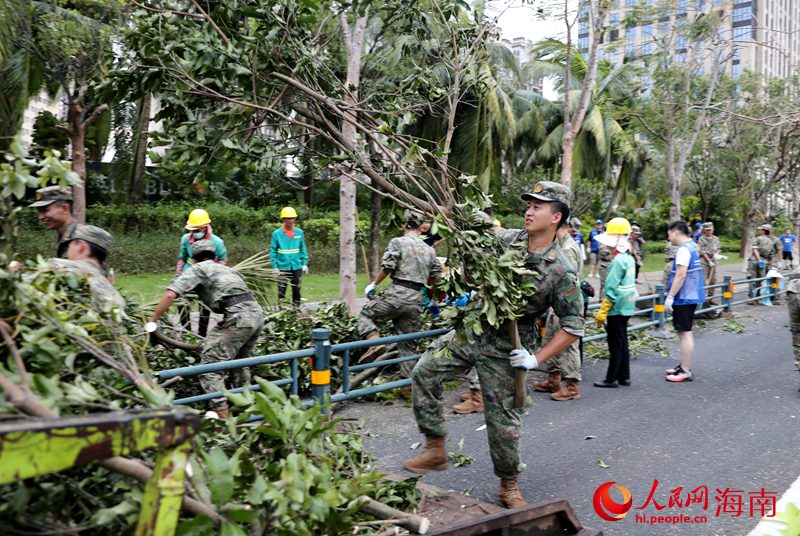 部隊官兵在一線抗災(zāi)。人民網(wǎng)記者 符武平攝