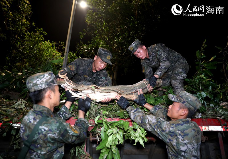 武警海南總隊?？谥ш牭墓俦谇謇泶謮训臉涓伞Ｈ嗣窬W(wǎng)記者 符武平攝.JPG