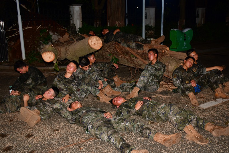 在災(zāi)后重建工作間隙，武警官兵就地休息。袁琳松攝