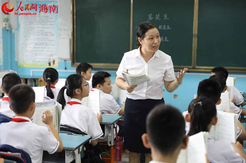 9月9日上午，?？谑械诙逍W(xué)李冰老師正在上語文課。 人民網(wǎng)記者 孟凡盛攝