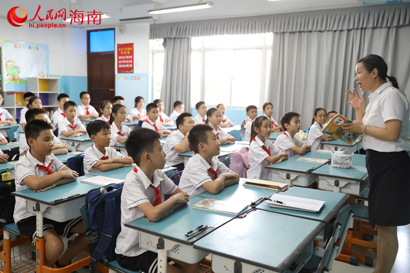 9月9日上午，?？谑械诙逍W李冰老師正在上語文課。 人民網(wǎng)記者 孟凡盛攝
