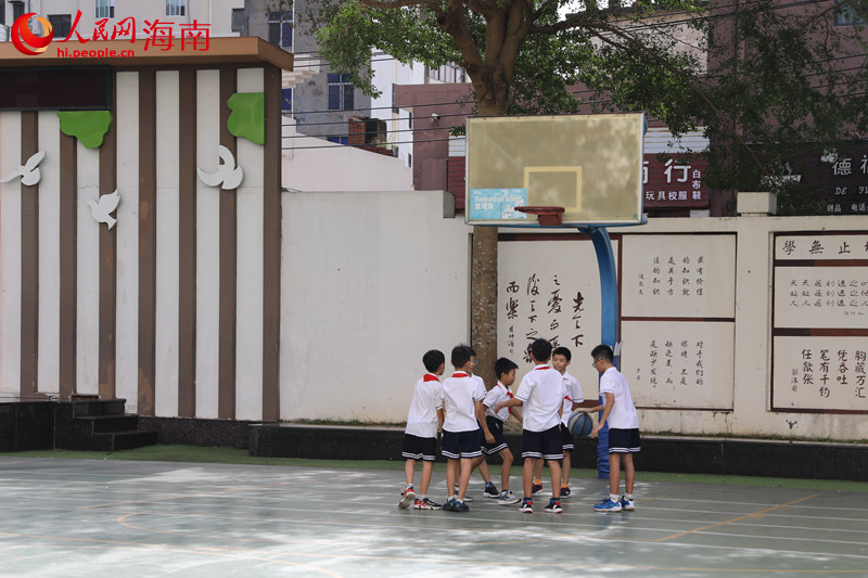 學生在操場上打籃球。 人民網記者 孟凡盛攝