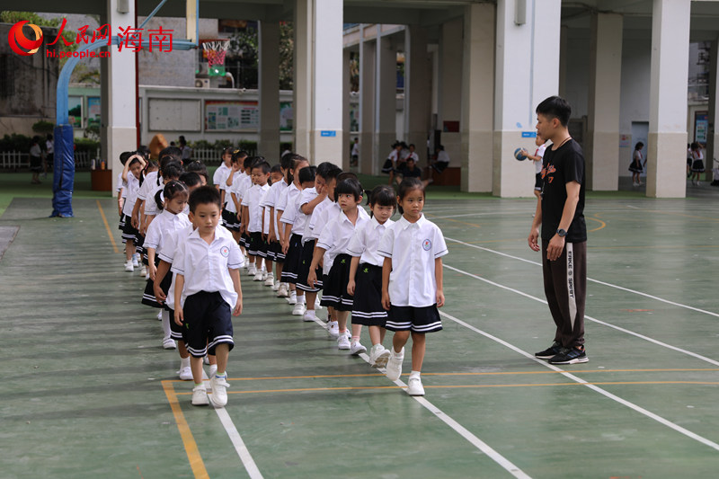 學(xué)生正在上體育課。 人民網(wǎng)記者 孟凡盛攝