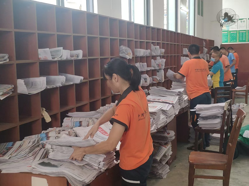 澄邁郵件處理中心內(nèi)，郵政工作人員正在分揀報(bào)紙。