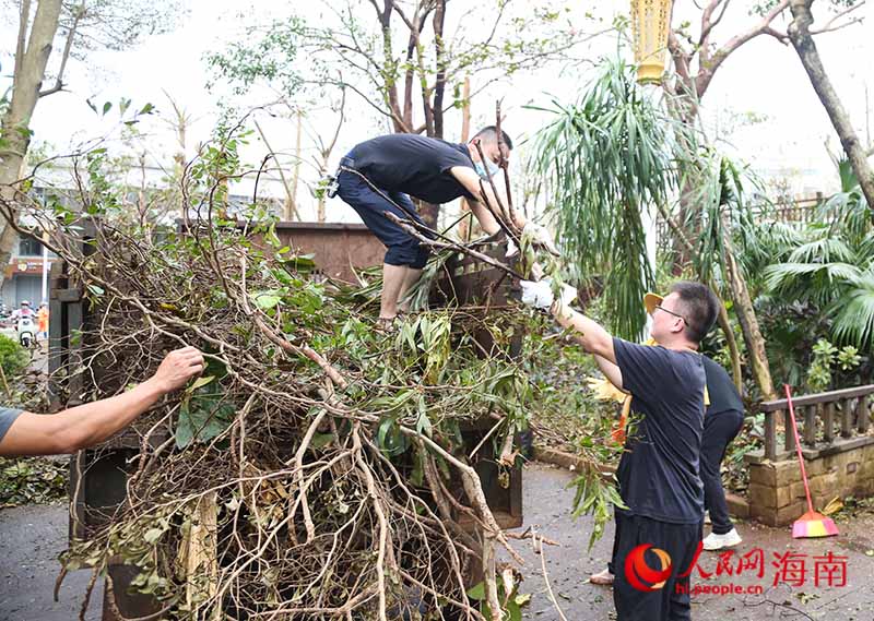 園區(qū)黨員齊上陣，共同清運園區(qū)垃圾。人民網(wǎng)記者 牛良玉攝