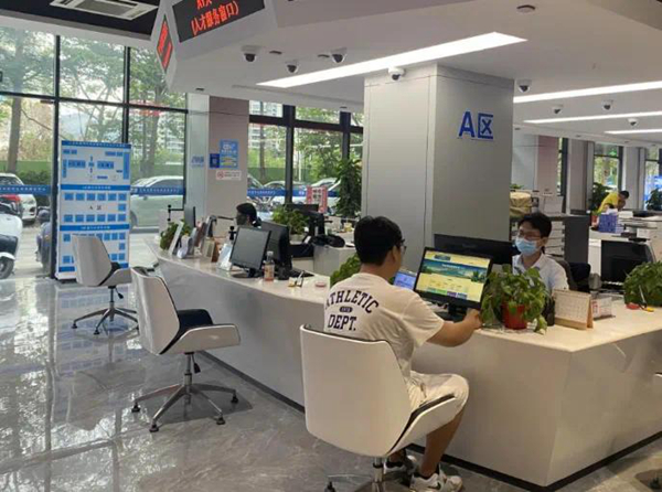 專區(qū)內(nèi)的專窗采用前沿的雙屏申報展示技術(shù)。崖州區(qū)營商環(huán)境建設(shè)局供圖