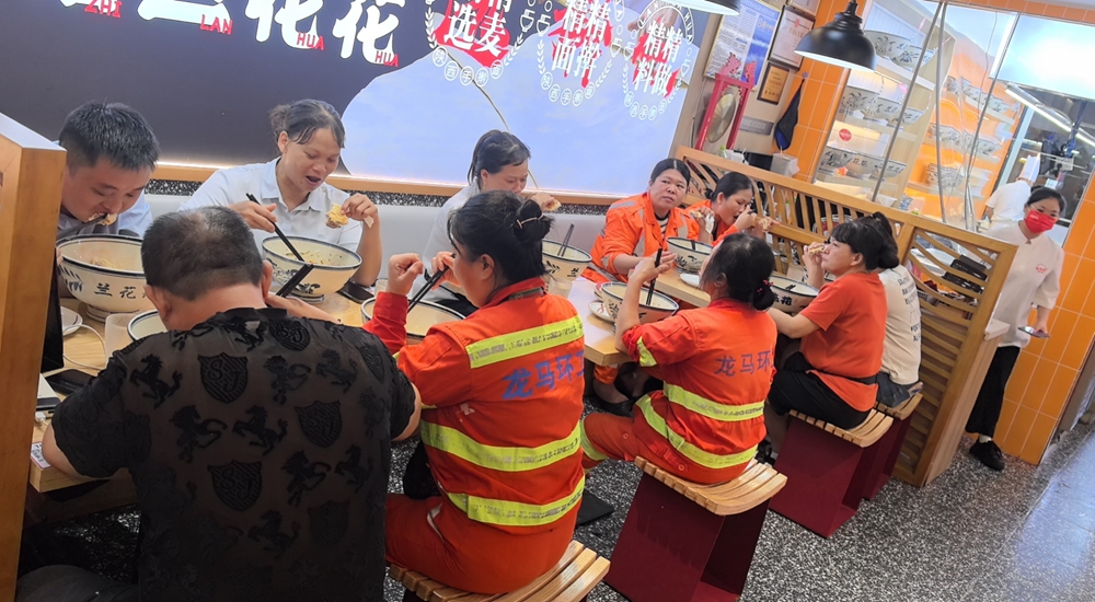 致敬英雄 ?？谝徊惋嬈髽I(yè)推出“救災(zāi)工作人員免費(fèi)用餐”活動(dòng)
