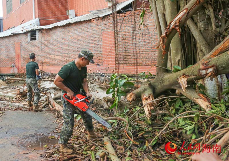 武警官兵正在進行清障。人民網(wǎng)記者 牛良玉攝