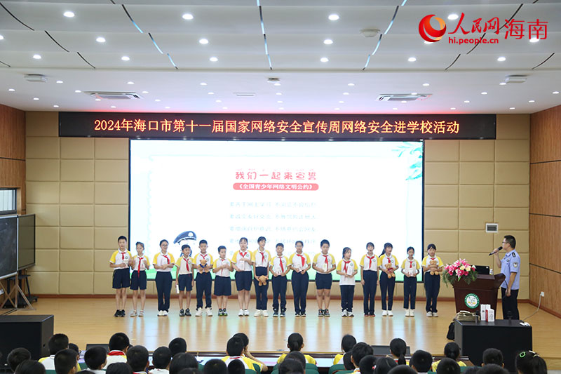 師生一道宣讀《全國青少年網(wǎng)絡(luò)文明公約》。人民網(wǎng)記者 牛良玉攝