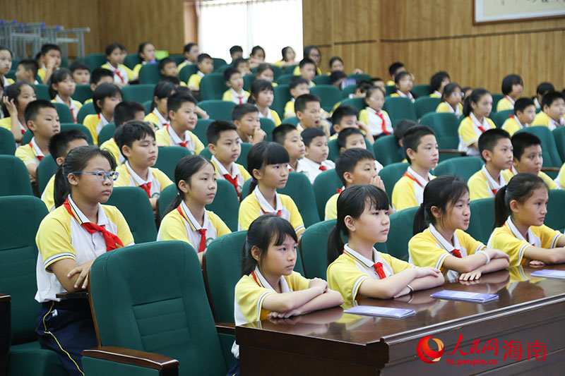 同學(xué)們認(rèn)真聆聽知識宣講。人民網(wǎng)記者 牛良玉攝