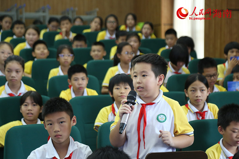 學(xué)生現(xiàn)場(chǎng)參與互動(dòng)，回答問(wèn)題。人民網(wǎng)記者 牛良玉攝