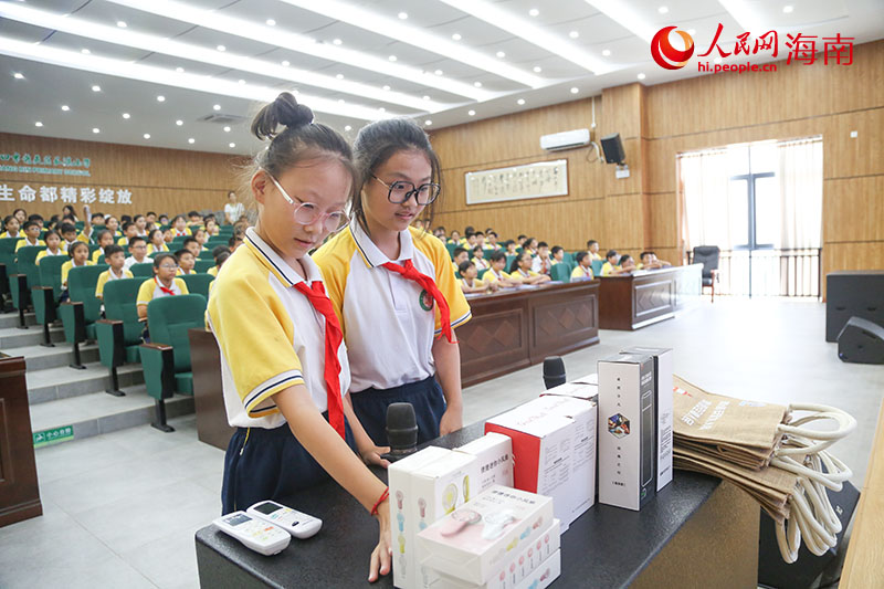 學(xué)生現(xiàn)場挑選答題小禮品。人民網(wǎng)記者 牛良玉攝
