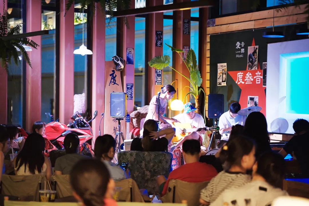 歌迷在度參酒吧狂歡。