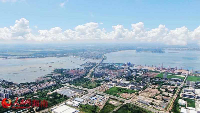俯瞰洋浦經(jīng)濟(jì)開(kāi)發(fā)區(qū)。人民網(wǎng)記者 符武平攝