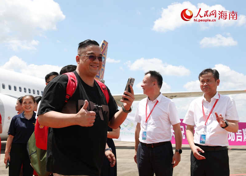 游客抵達瓊海博鰲國際機場。人民網(wǎng)記者 符武平