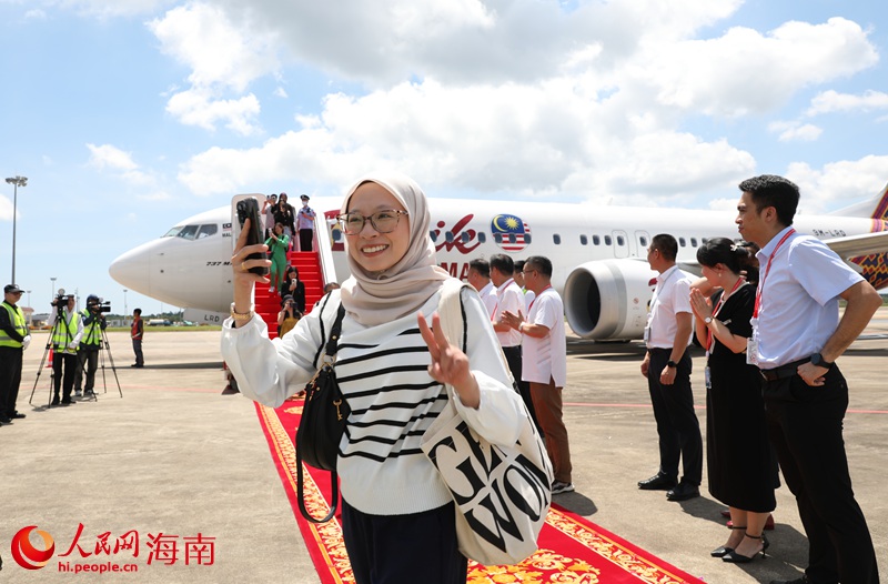 游客落地瓊海博鰲機(jī)場(chǎng)。人民網(wǎng)記者 符武平攝