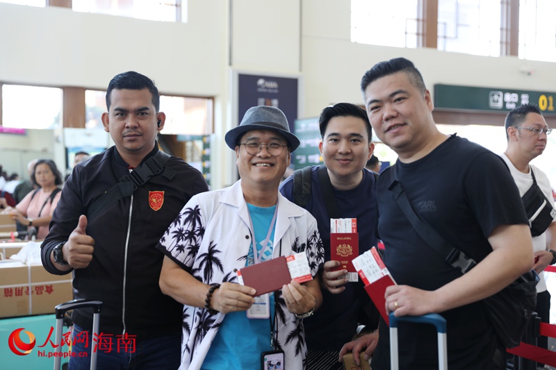 游客在瓊海博鰲國際機場等待飛往吉隆坡。人民網(wǎng)記者 符武平攝