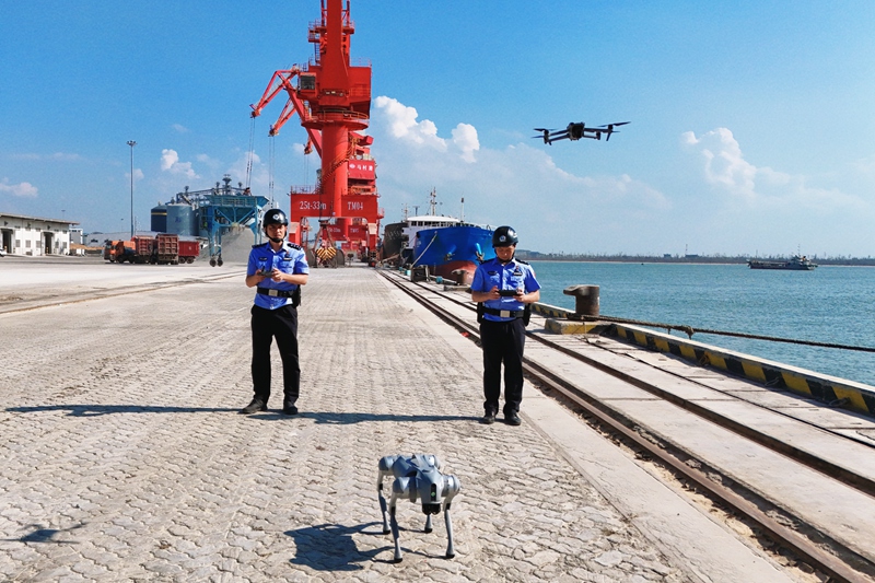 民警使用新銳裝備護(hù)航口岸安全。符開(kāi)雄攝