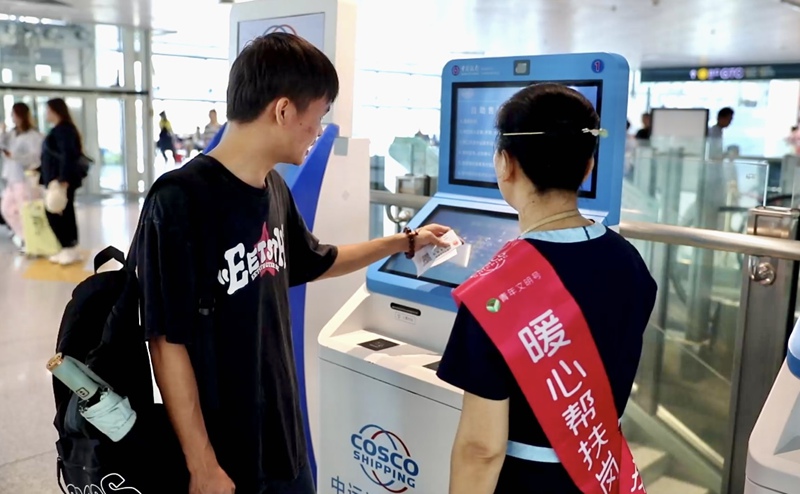 在新海港出發(fā)大廳，暖心服務“隨處可遇”。熊騰攝